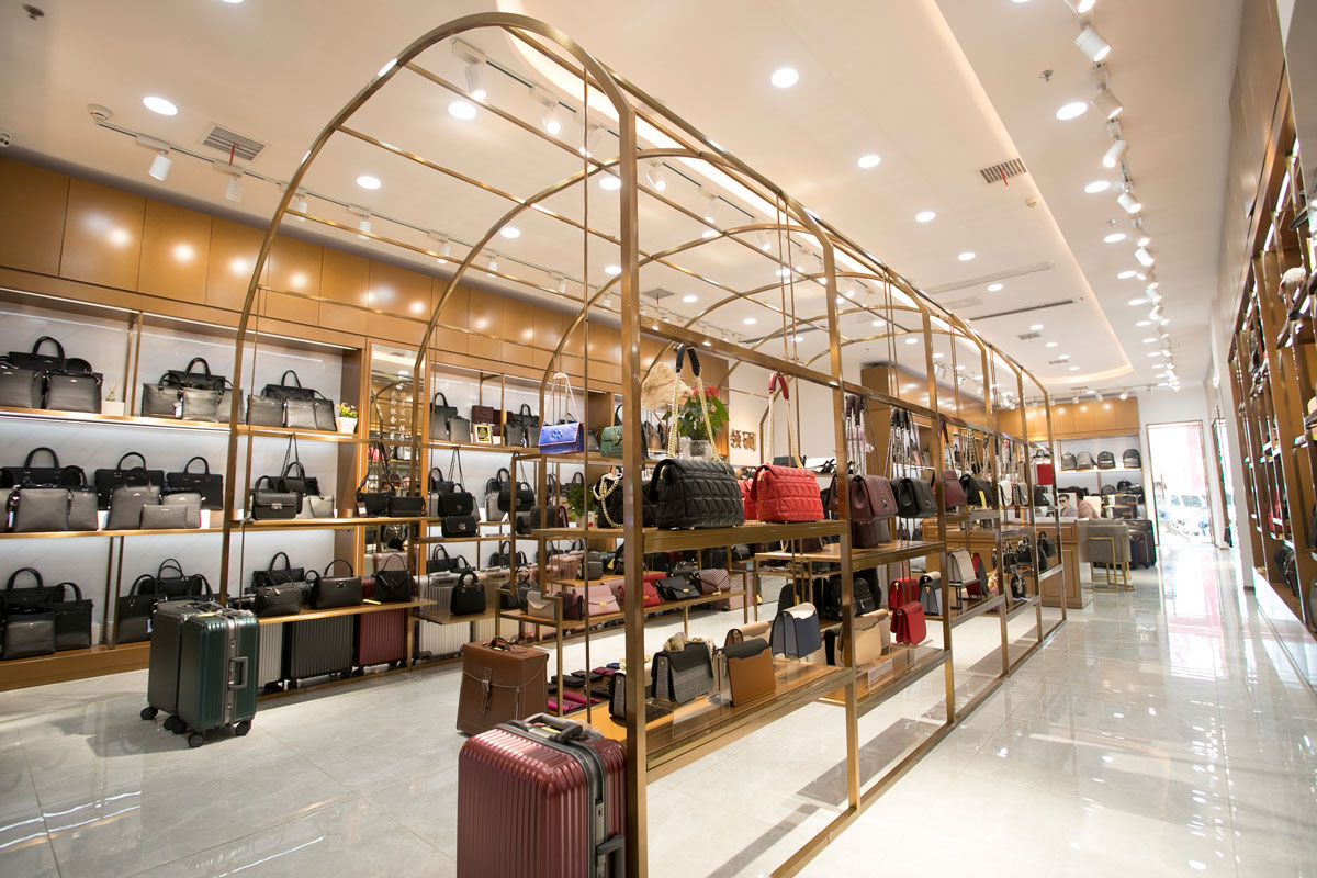 袋鼠皮具高橋店裝修設(shè)計效果圖_長沙高橋皮具城裝修_箱包店面裝修案例_長沙裝修公司_永祺商業(yè)裝飾 袋鼠皮具高橋店裝修設(shè)計效果圖_長沙高橋皮具城裝修_箱包店面裝修案例_長沙裝修公司_永祺商業(yè)裝飾