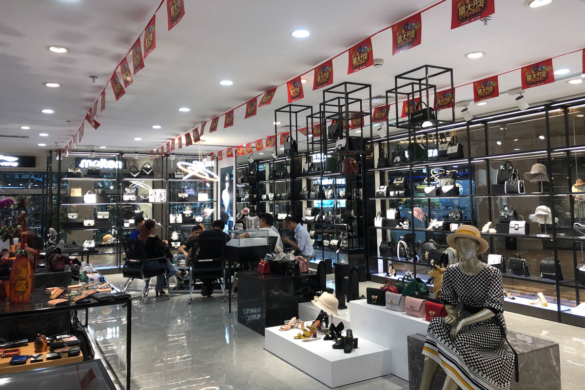 長(zhǎng)沙溫爾皮具店裝修設(shè)計(jì)效果圖_長(zhǎng)沙高橋皮具店裝修_長(zhǎng)沙裝修公司_永祺商業(yè)裝飾 長(zhǎng)沙溫爾皮具店裝修設(shè)計(jì)效果圖_長(zhǎng)沙高橋皮具店裝修_長(zhǎng)沙裝修公司_永祺商業(yè)裝飾
